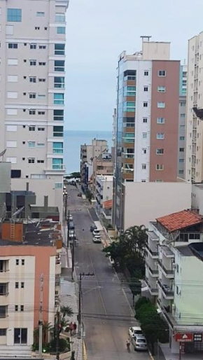 Apto 350 metros do mar com 2 garagens e ar condicionado